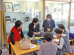 テーブルを囲んで活動を楽しむ参加者
