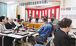 紅白幕の会場で集まる参加者
