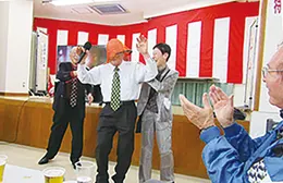 会場で身体を動かす参加者