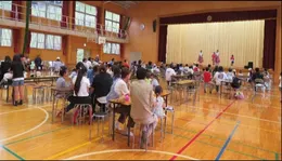 体育館で活動する老人クラブの参加者