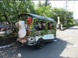 地域の祭りを楽しむ参加者