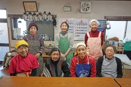 エプロン姿で集まった地域の活動グループ