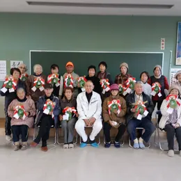 手作りの飾りを持つ参加者たち