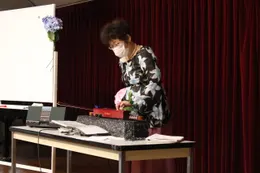 楽器を演奏する参加者