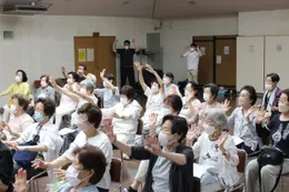 会場で演奏を楽しむ参加者