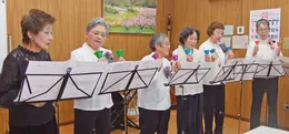 音楽を楽しむ参加者のグループ