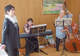 楽器を演奏するグループ
