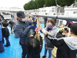 手作りの飾りを見せる参加者