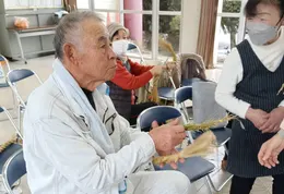 しめ縄づくりを楽しむ参加者