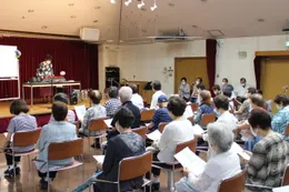 会場に集まる音楽イベントの参加者