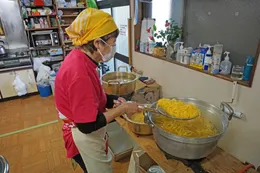 調理をする老人クラブの参加者